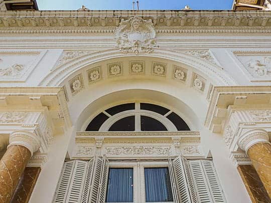 Porton_lateral,_Palacio_Portales