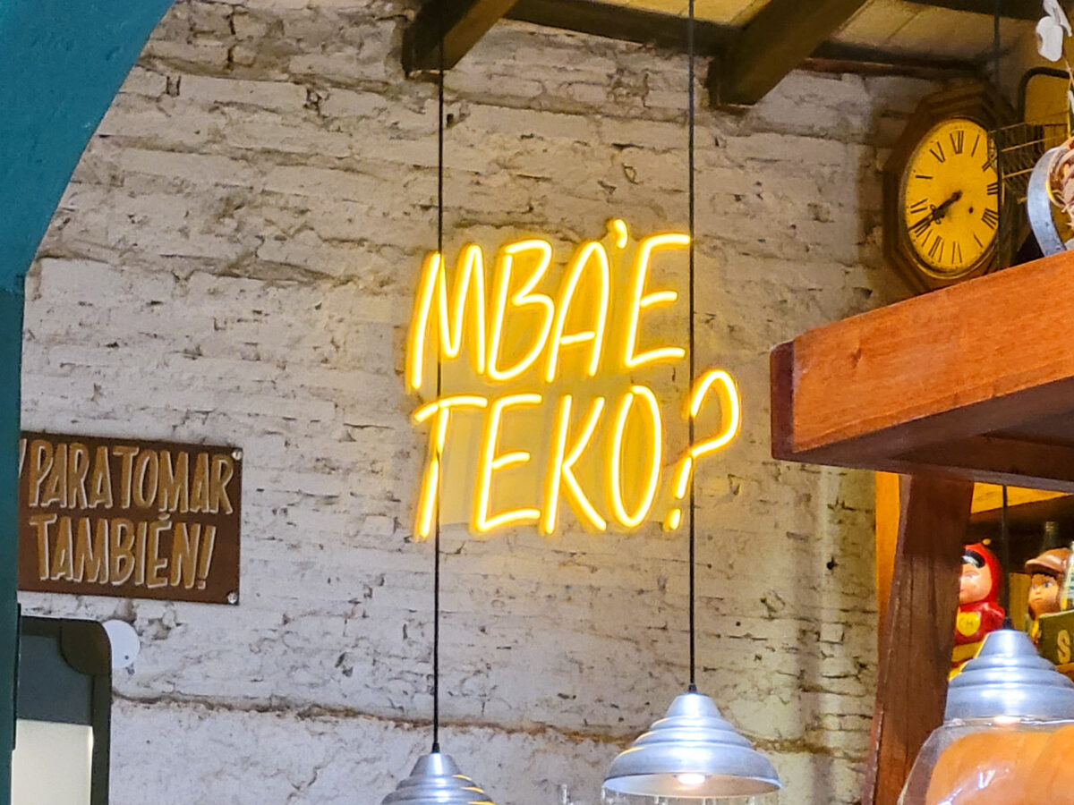 Guaraní phrase meaning _what_s up_ at a café in Asunción